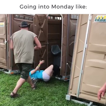 Il fait une blague à sa copine dans des toilettes sèches et ça tourne très mal... Fail