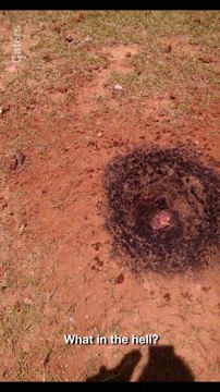 Il entend un bruit énorme et regardez ce qu'il trouve dans son jardin - Chute de météorite