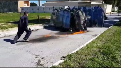 Entrainment au cocktail Molotov qui tourne mal pour ces policiers Ukrainiens