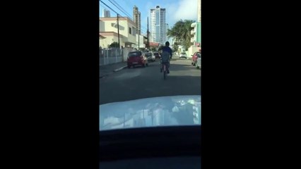 Ce cycliste est tellement bourré qu'il va s'éclater contre une voiture