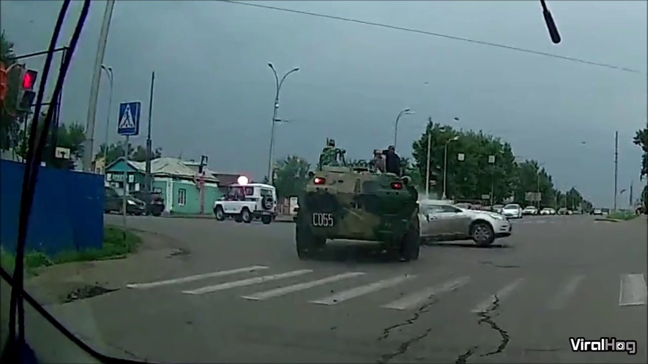 Les tanks ont toujours la priorité sur la route... La preuve