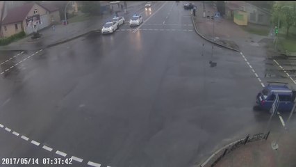 Quand 3 voitures de police se retrouve à un feu rouge... FAIL