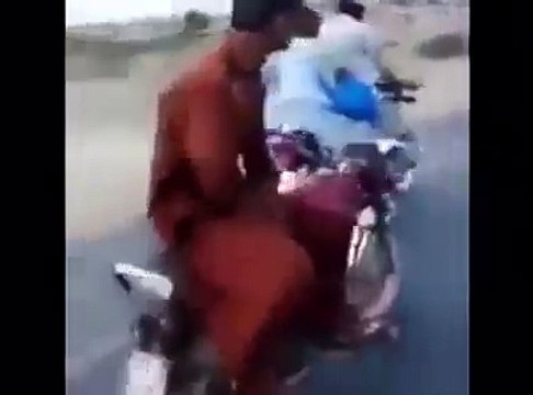 موٹر سائیکل چلانے کا انوکھا انداز۔ ویڈیو: حافظ وسیم۔ ملتان