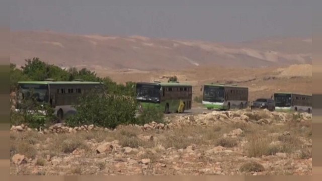 مقاتلو (سرايا أهل الشام) ولاجئون يتجهون من عرسال في لبنان إلى فليطة السورية