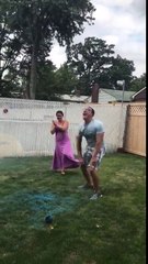 Ce père devient fou en découvrant que son bébé sera un garçon !