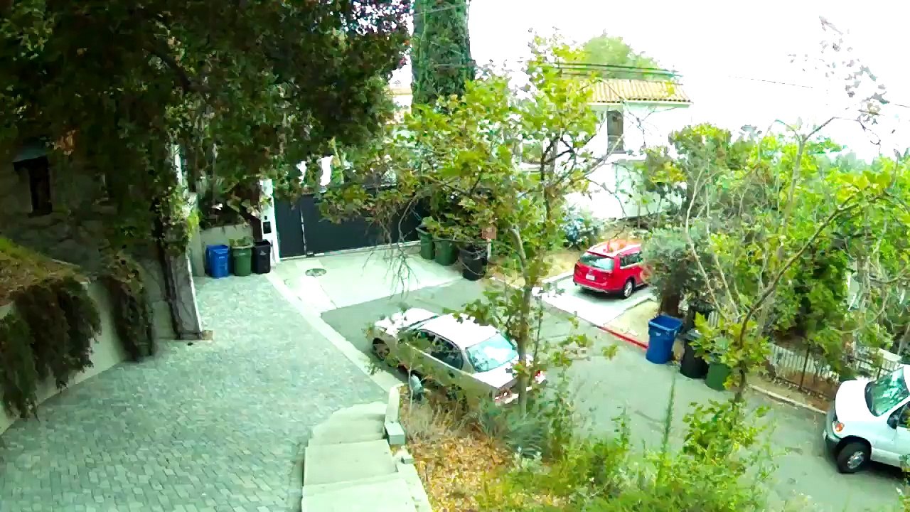 Ce livreur lance les paquets par-dessus le portail...MERCI !!