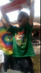 Ce gamin à la joie de sa vie en ouvrant son cadeau : Nintendo Switch !