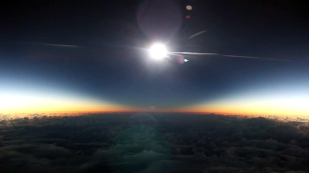 Assister à une éclipse de soleil en plein vol e...