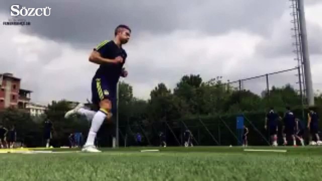 Fenerbahçe taraftarından Ozan Tufan ve R.Van Persie tepki