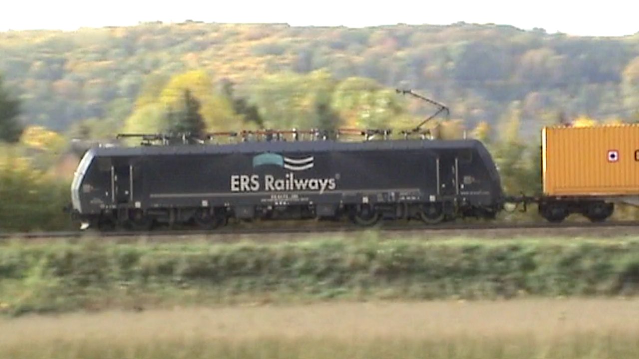 Züge bei Unkel am Rhein, ERS 189, RTS 182, MRCE 182, 3x 185, 143, 4x 425