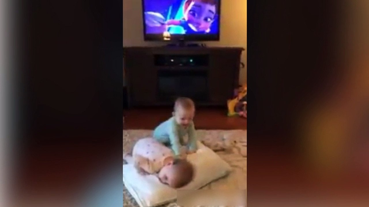 Deux jumeaux reproduisent une scène mythique de la reine des neiges !