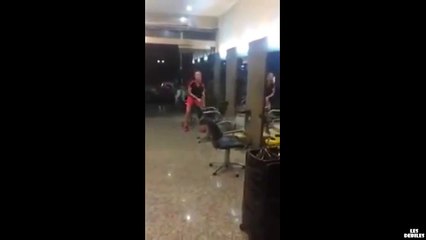 Elle détruit un salon de coiffure à coups de massue