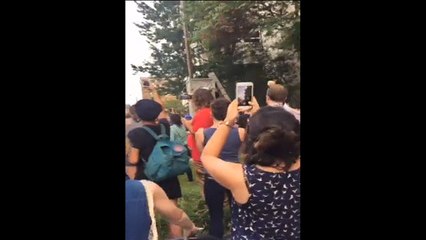 Antirracistas derrubam estátua de general escravagista nos EUA