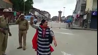 Indian Lady Chants BHARAT MATA KI JAI In Srinagar, Kashmir