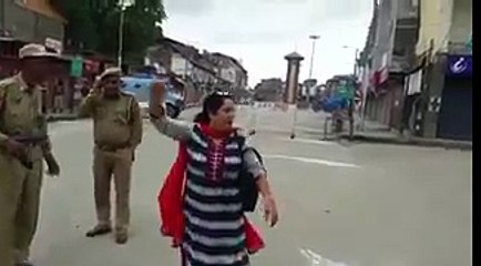 Indian Lady Chants BHARAT MATA KI JAI In Srinagar, Kashmir