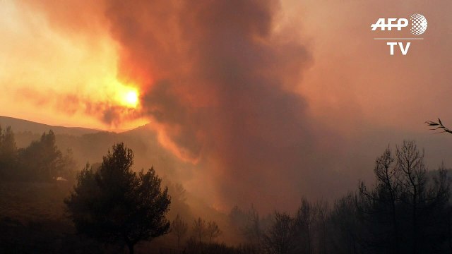 Bombeiros lutam contra incêndios florestais na Grécia