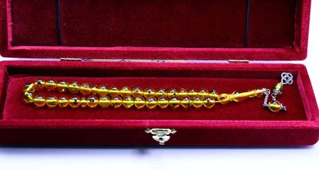 İçinde 40 Bin Yıllık Karınca Fosili Bulunan Tespihi 7 Bin Dolara Satıyor