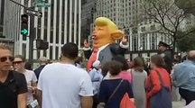 Donald Trump accueilli par des centaines de manifestants antifascistes devant la Trump Tower .