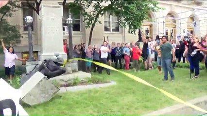 Descargar video: Protesters Topple Confederate Statue in North Carolina