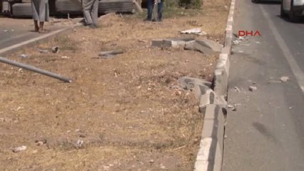 Diyarbakır'da Lastiği Patlayan Tır, Yan Yattı, Yol Trafiğe 1 Saat Kapatıldı