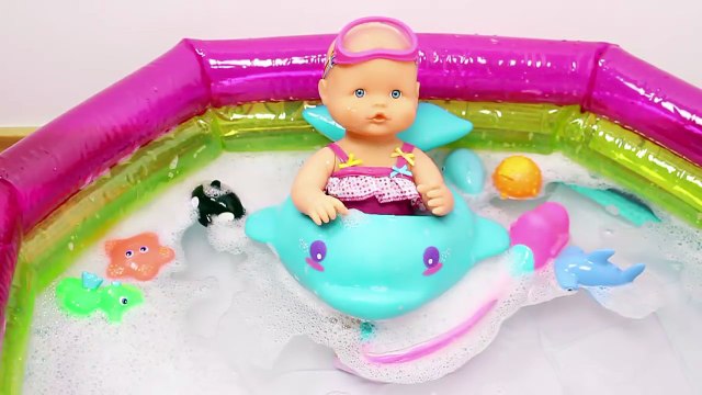 Fr dans pour et les pees de bain bébé Nenuco de bain rend le pot |