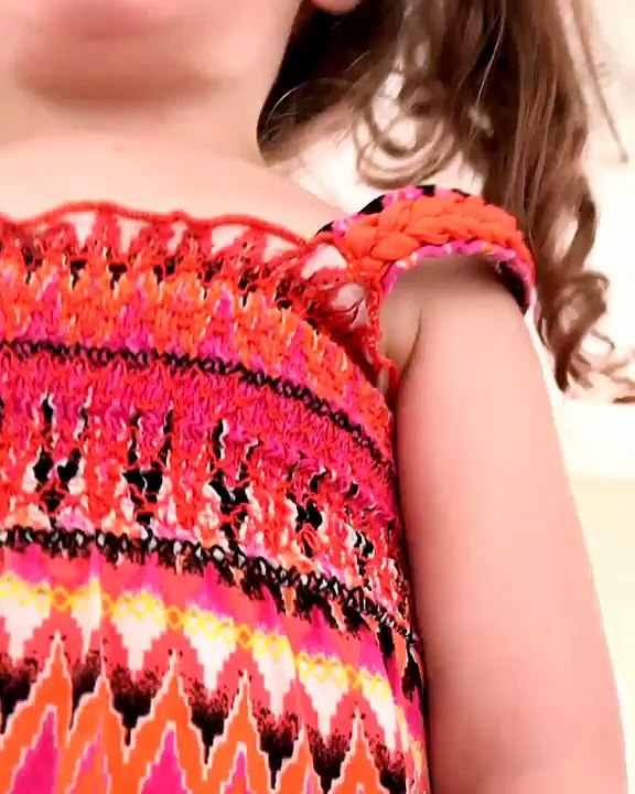 Une petite fille adorable essaye d'imiter les cris des animaux!