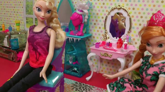 Bath ICE Trouble ! Elsa & Anna toddlers ! Bubbles Foam Messy floor
