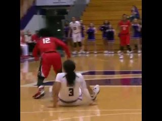 Elle refait ses lacets en plein match de basket... Raté!