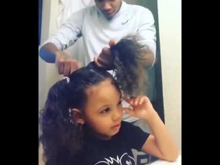 ce papa crée de jolie coiffure à sa fille