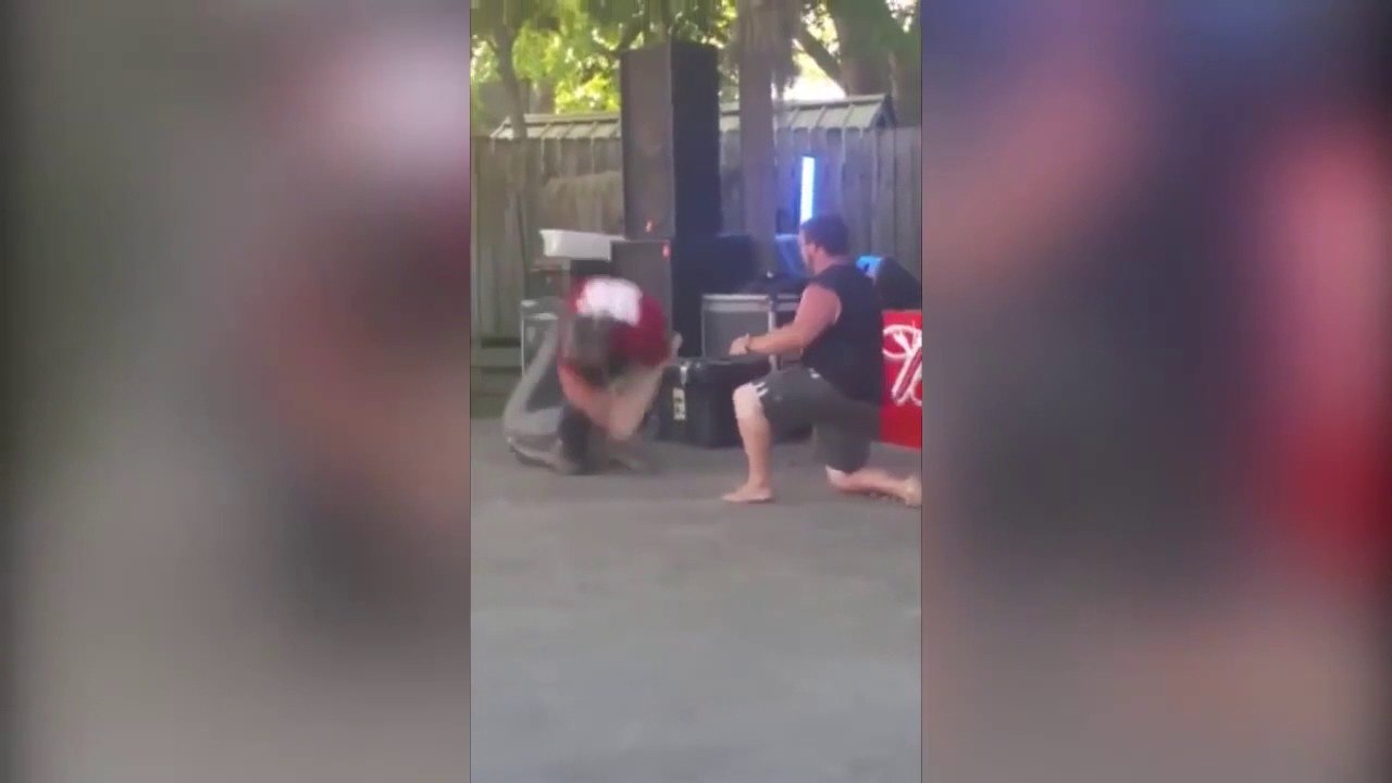 dresseur se fait attaquer par un crocodile