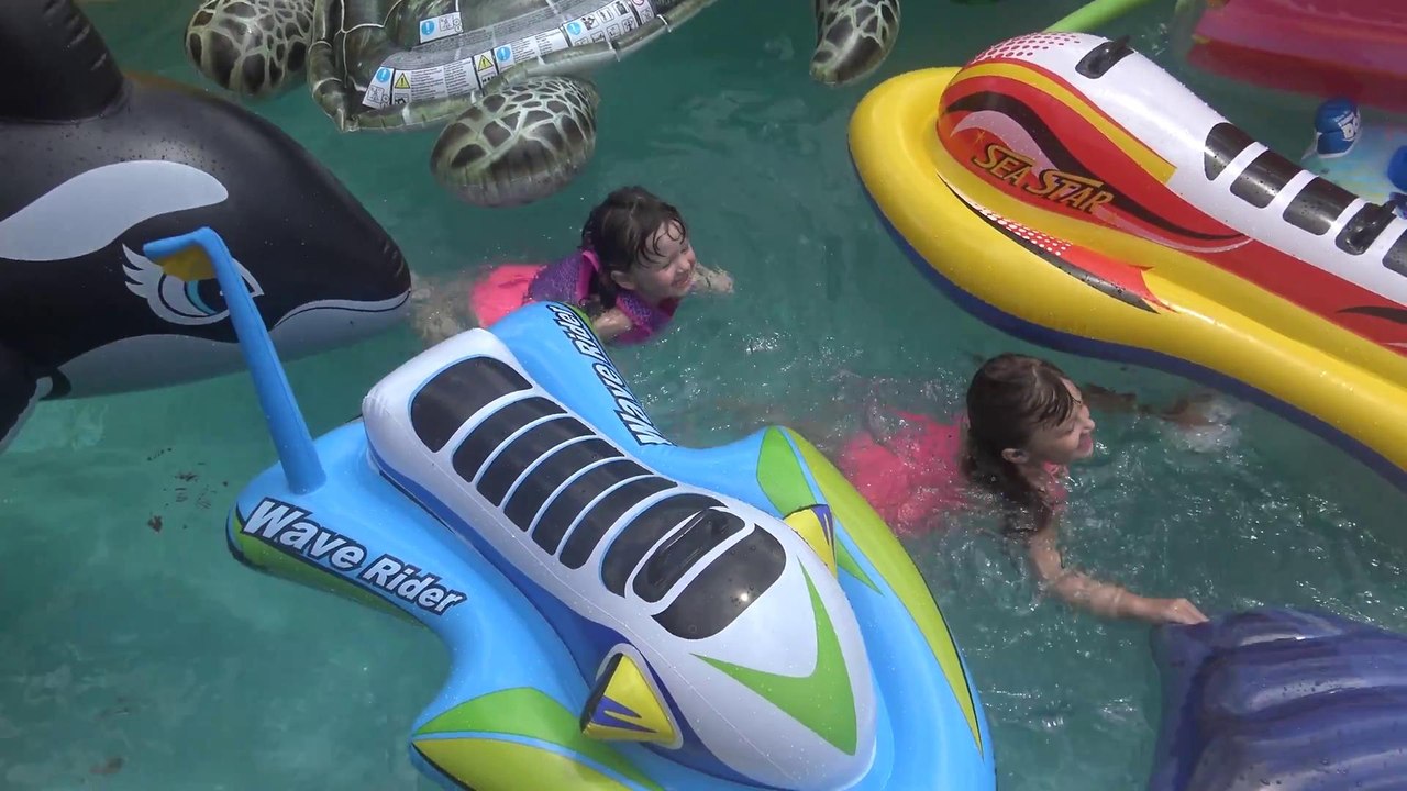 Brincando na Piscina com Brinquedos Infláveis  - Diversão  na Piscina