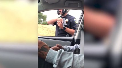 Policier pointe son taser pour un excès de vitesse!