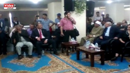 انشاد دينى مسلم مسيحى يقوده شاب مسلم فى استقبال محلب بالمنيا