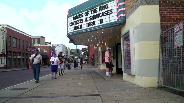 Fans, impersonators remember Elvis 40 years after his death