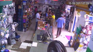 Carreta desgovernada desce rua de ré, arrasta carro e invade loja em Rio Verde  -  Parte 1