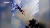 Bomberos griegos utilizan helicópteros para combatir el fuego