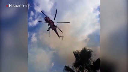 Bomberos griegos utilizan helicópteros para combatir el fuego