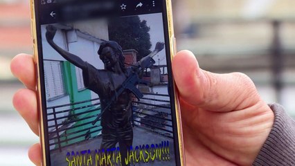 Estátua de Michael Jackson com fuzil gera indignação