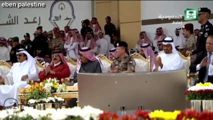 ردة فعل سريعة من الملك سلمان عندما نسي الشاعر التسليم على ملك الاردن بجانبه!