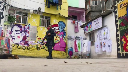 En Rio, Michael Jackson gana un fusil de asalto