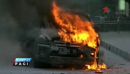Mobil Hangus Terbakar Depan RSCM