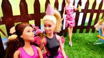 #Barbieoyunları. Barbie #havuz başında doğum günü parti yapıyor. Ken parti için bakım yapı