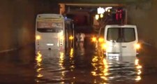 İstanbul'da Sağanak Yağış Etkili Oldu, Avcılar'da Alt Geçidi Su Bastı!