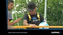 Neymar jongle sur une chaise géante à Genève pour Handicap International (vidéo)