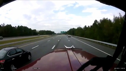 Un chauffard coupe la route d'un camion et provoque un gros accident sur l'autoroute
