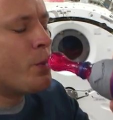 Uzayda Astronotun Pipetle Yaptığı İlginç Gösteri