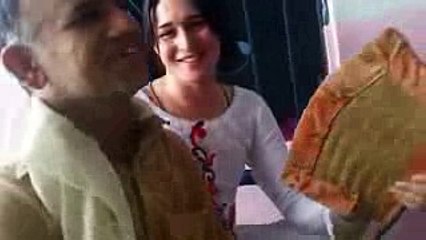 لڑکی کا حلیہ دیکھیں اور کام دیکھیں