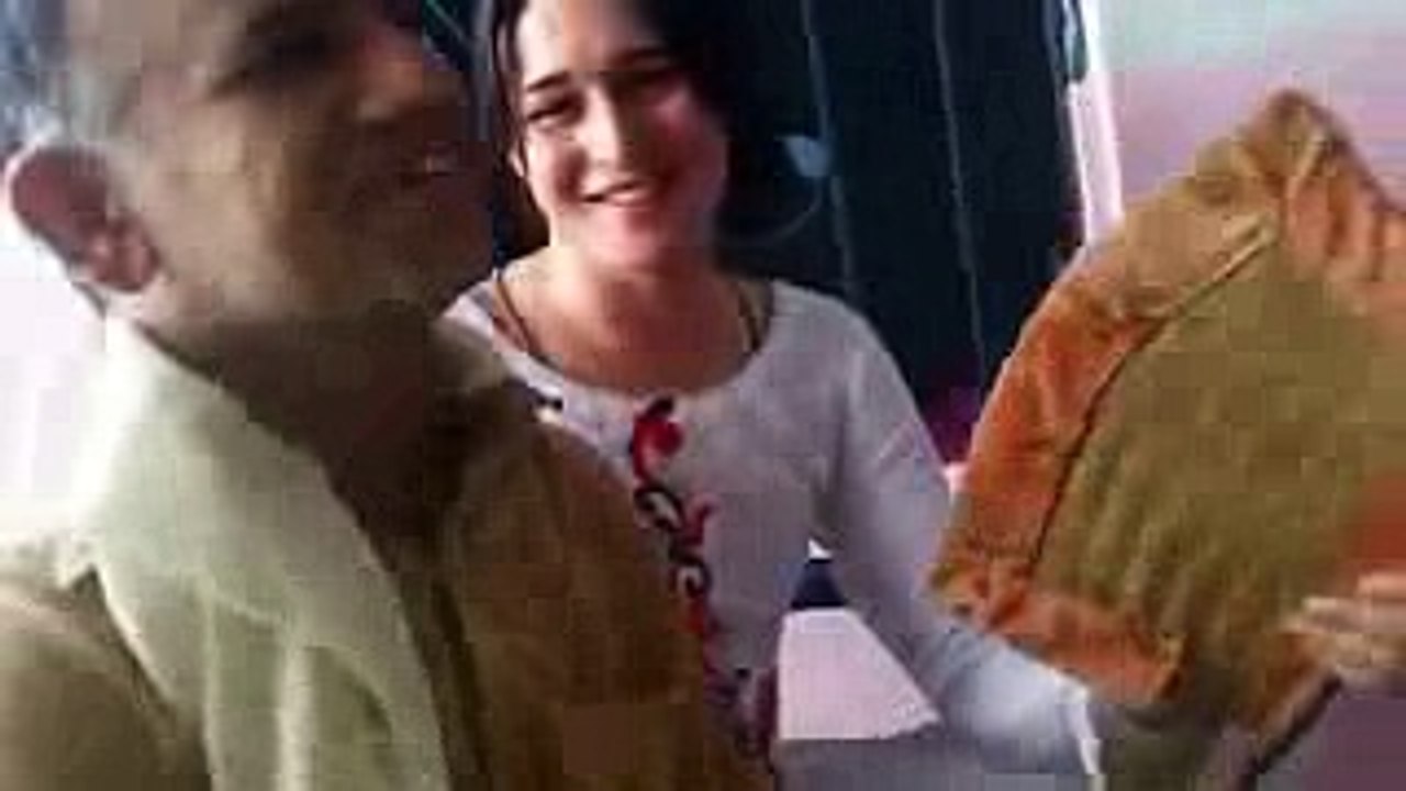 لڑکی کا حلیہ دیکھیں اور کام دیکھیں