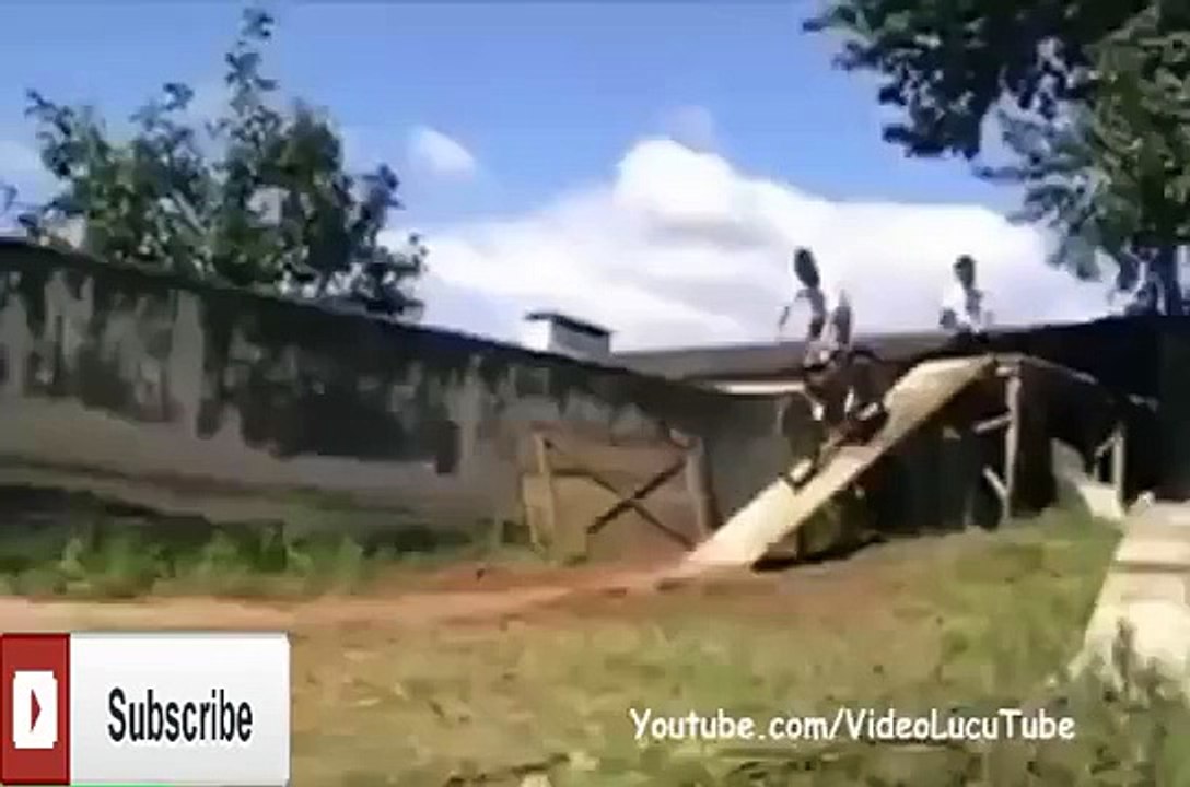 video lucu banget ketika orang naik sepeda motor terbalik...