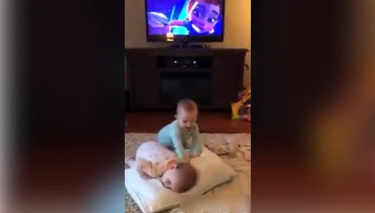 Ces 2 bébés rejouent une scène de La Reine Des Neiges. Mythique